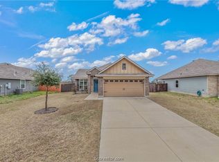 811 Mockingbird St, Navasota, TX 77868