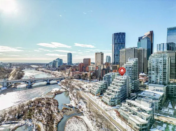 138 W Waterfront Ct SW #401, Calgary, AB T2P 1L1