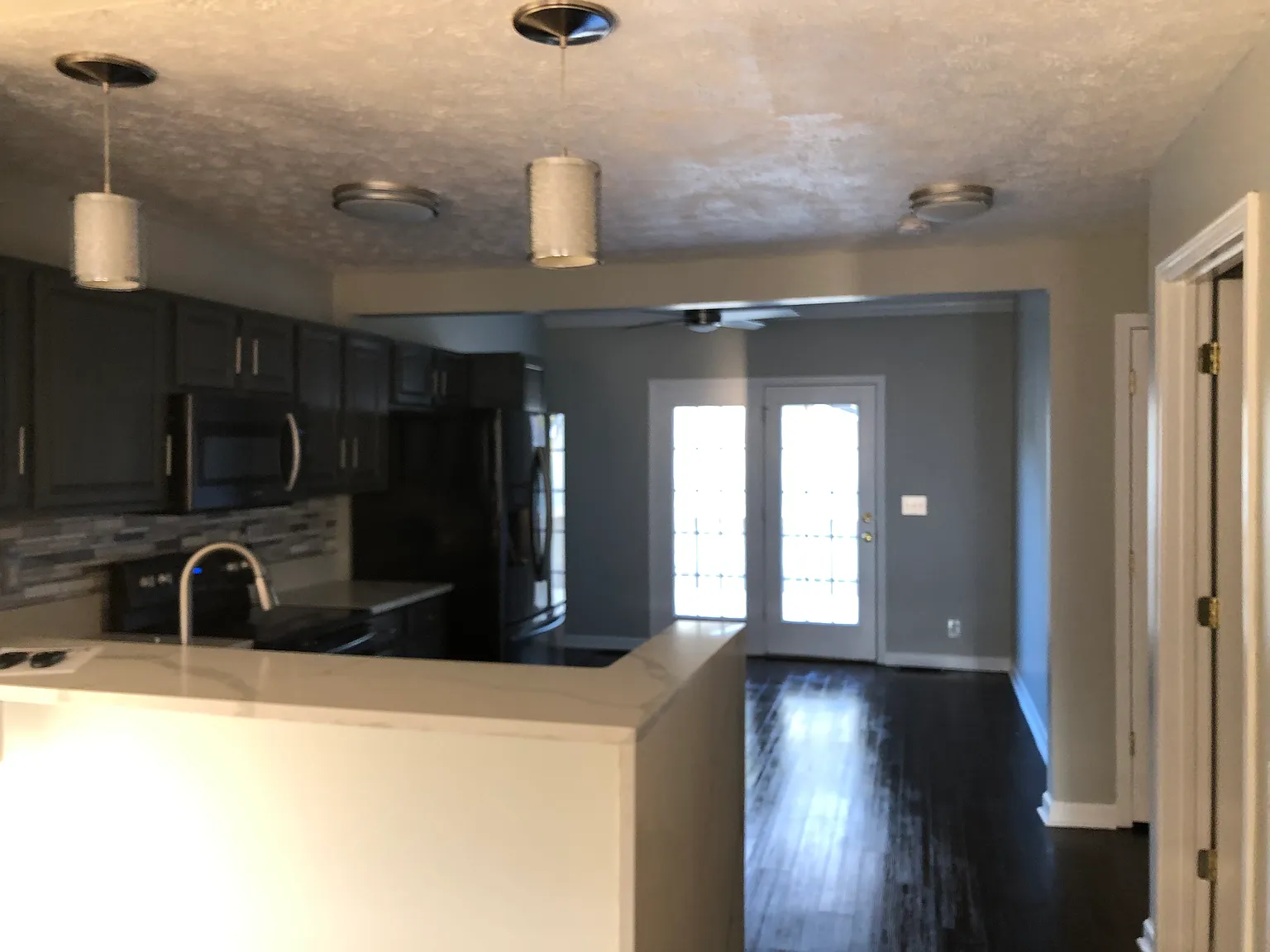 3 bed, 1271 sqft, $2,200 — Photo 3