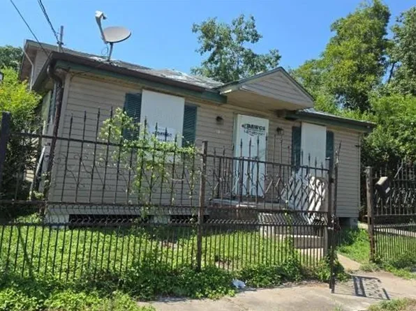 1436 Strand Ct, New Orleans, LA 70117