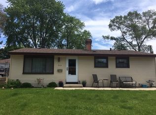 715 Jackson Ave, Carpentersville, IL 60110