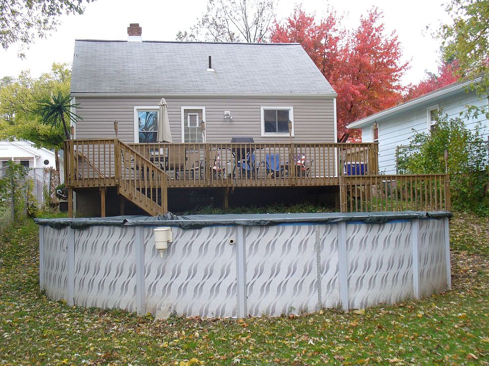 2 tier deck, swimming pool