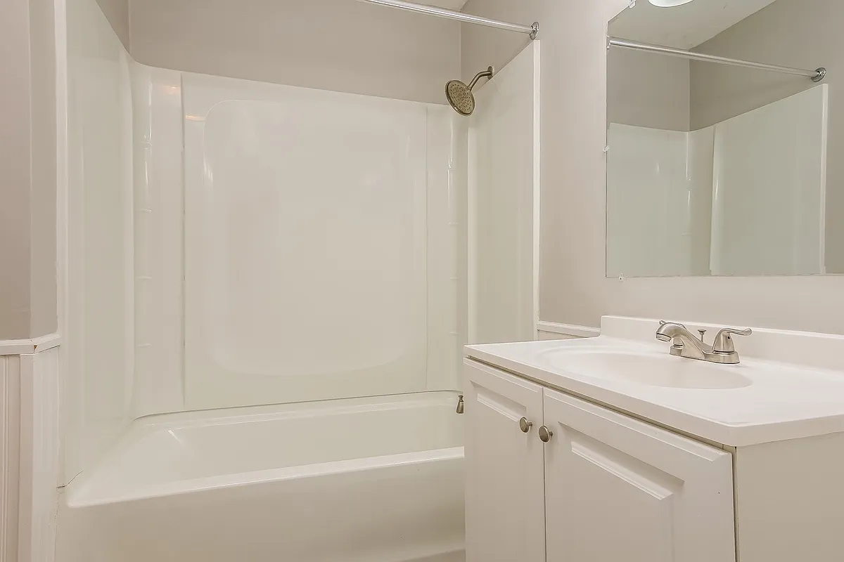 775358_026_main_bathroom_13395984.jpg - 6306 E 149th St