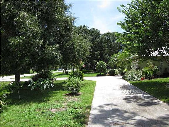 3rd image of 586 Joy Haven Dr
