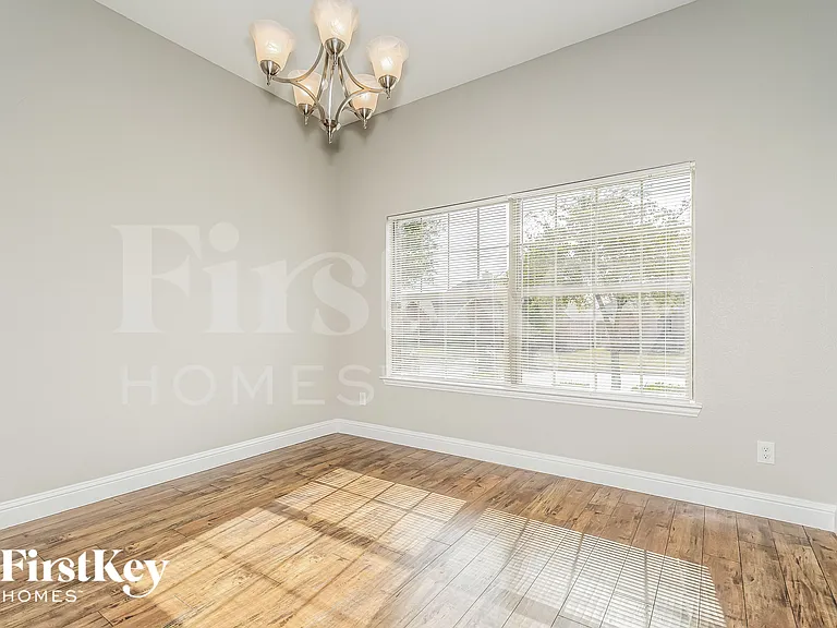 1215 Jessie Ln — Photo 4