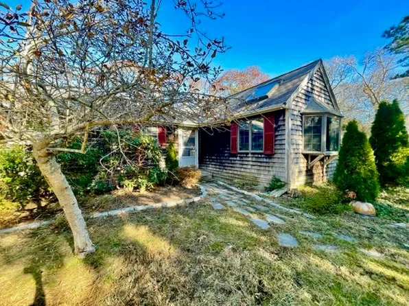 18 Lagoon Ave, Tisbury, MA 02568