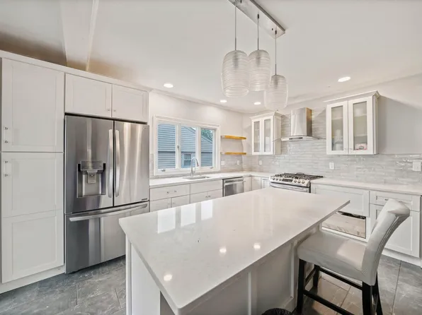 91 Elm St, Quincy, MA 02169