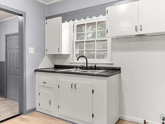 4th image of 514 W Lee Ave