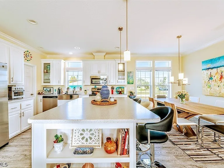1084 E Anchor Ln — Photo 4