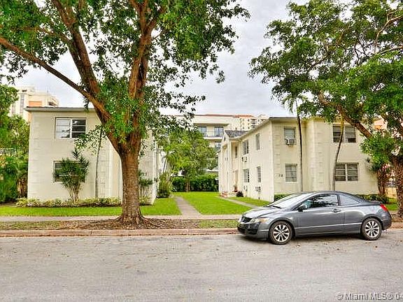 Plety and easy street parking available. City of Coral Gables permit required.