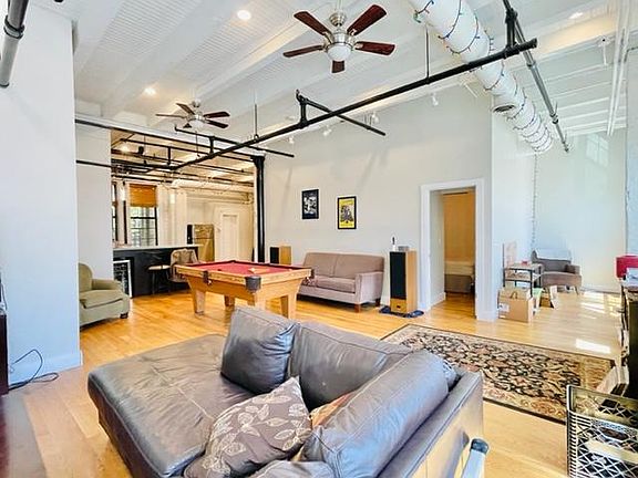 4th image of 1049 N Paulina St APT 2C