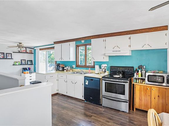4th image of 40 Rawlinson Dr