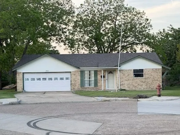 1702 N Santa Clara Ct, Grand Prairie, TX 75051
