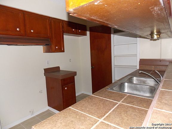 3rd image of 6007 Millbank Dr