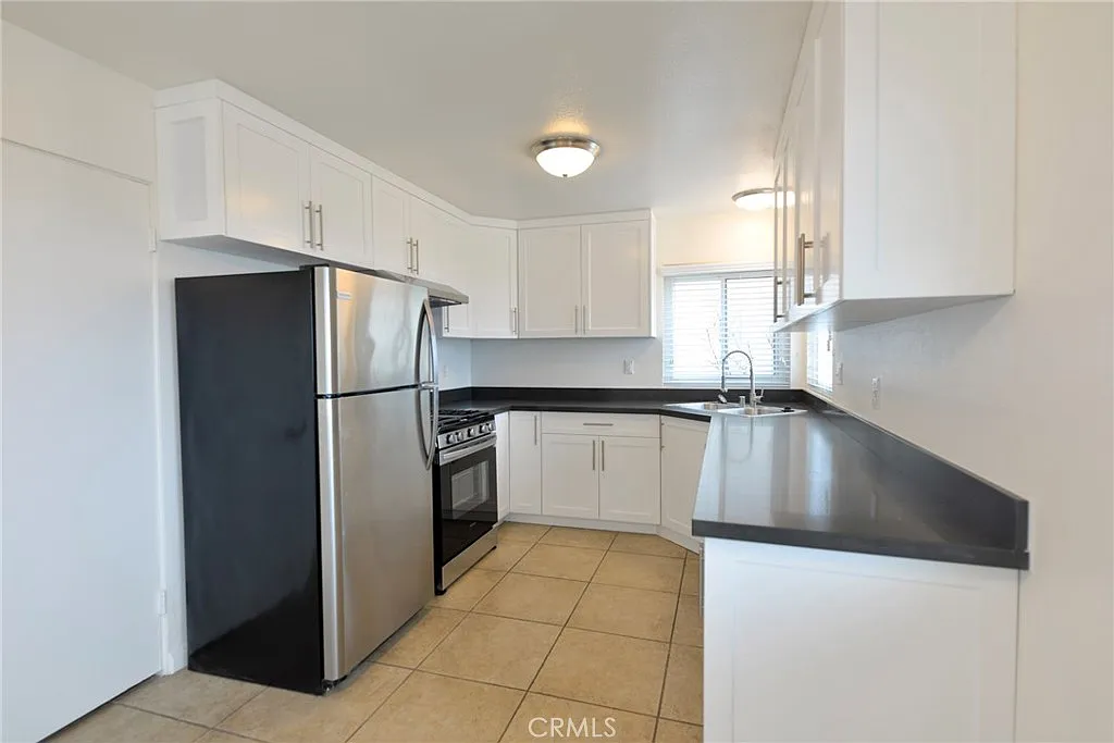 2 bed, 1.5 bath, 950 sqft, $3,750 — Photo 3