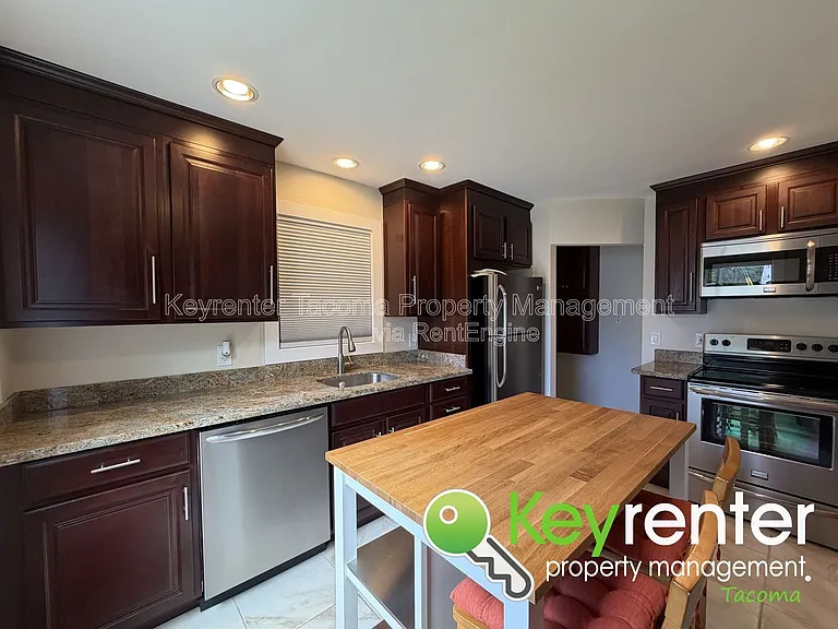 1047 S Rochester St — Photo 4