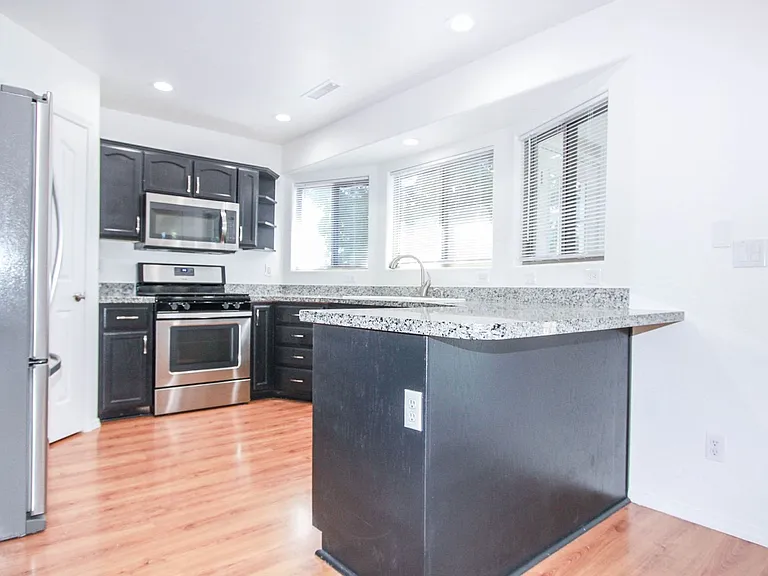 4266 N Saratoga Dr — Photo 7