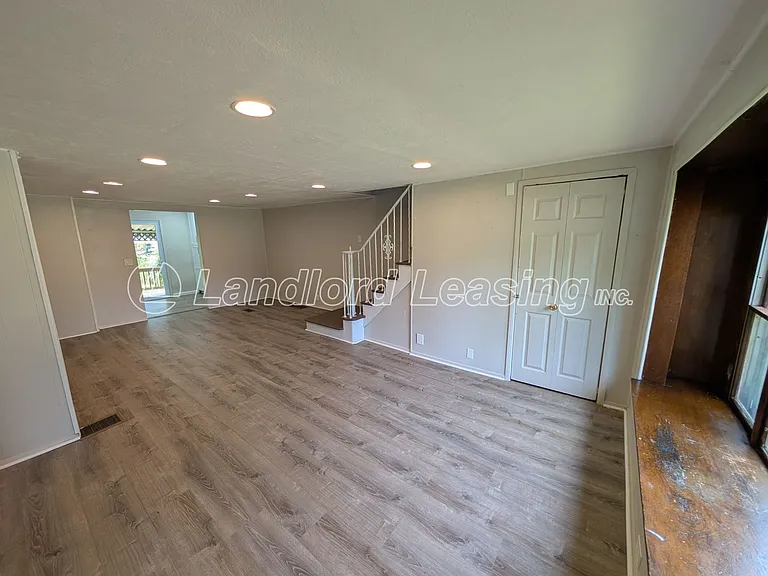566 Jackson St — Photo 5