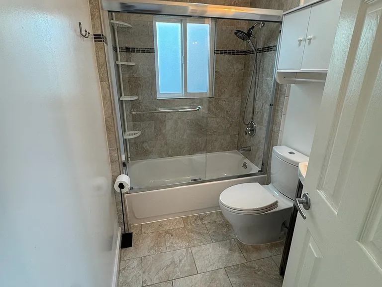 Bathroom w/ shower tub