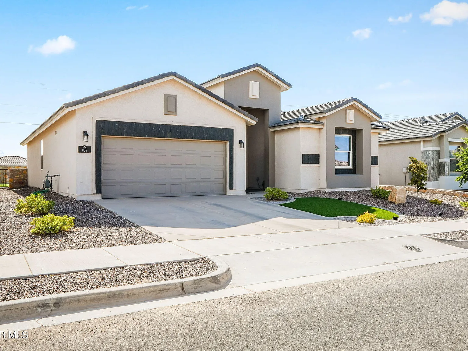 4 bed, 2.0 bath, 2115 sqft, $2,700 — Photo 2