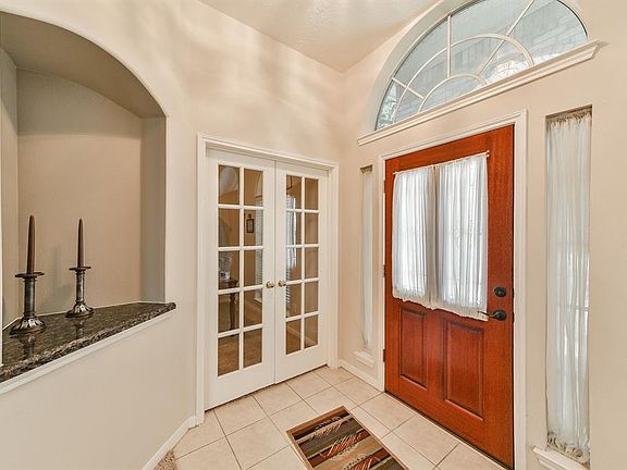 4th image of 923 Rock Springs Dr