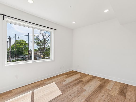 5th image of 239 S Farragut St #1