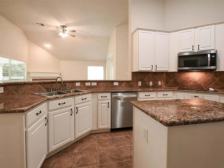 22 Hobbit Glen Dr — Photo 9