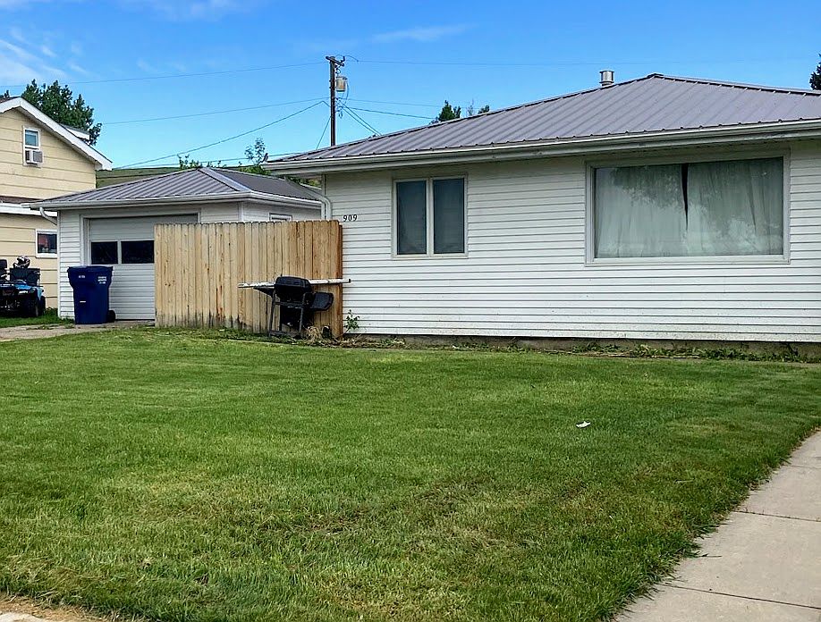 1st image of 909 Avenue A NW