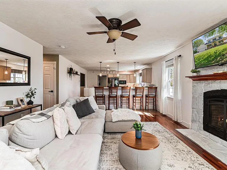 465 Lakewood Dr — Photo 3