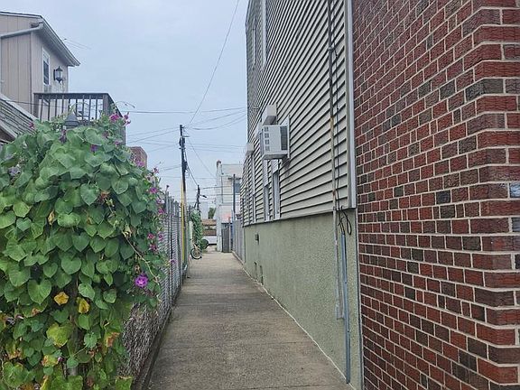 4th image of 4412 Edgemont St