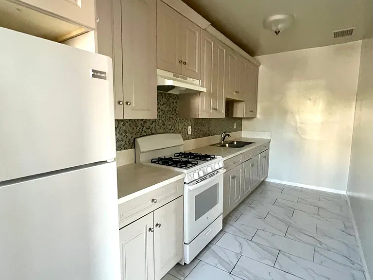 1426 N Edgemont St #10 — Photo 6