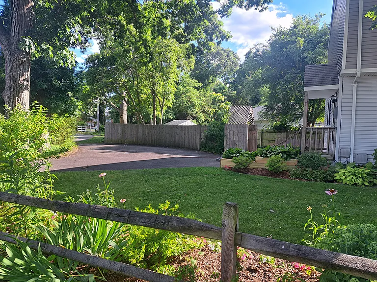 Driveway for 3 cars