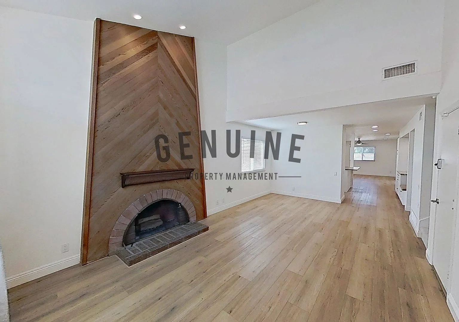 Beautiful 2 Story 4Bd 2Ba Home — Photo 3