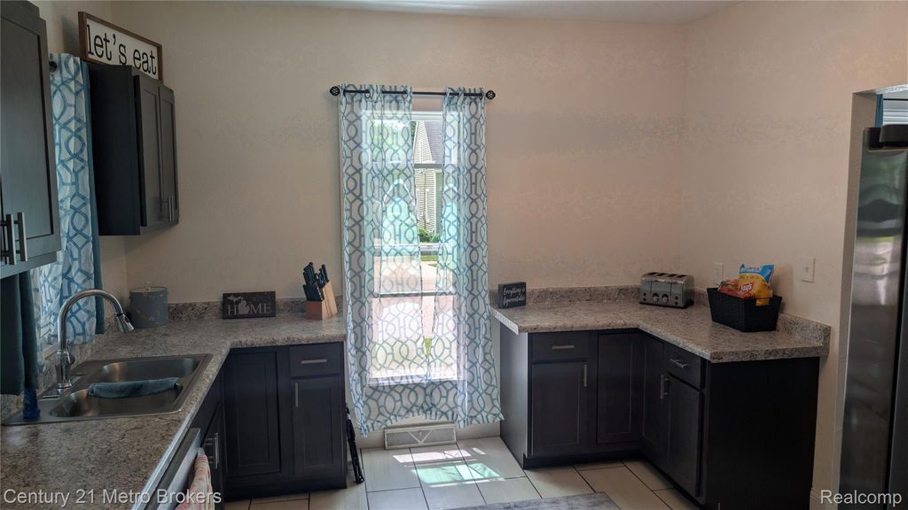 301 Mill St, Flushing, MI - View 3