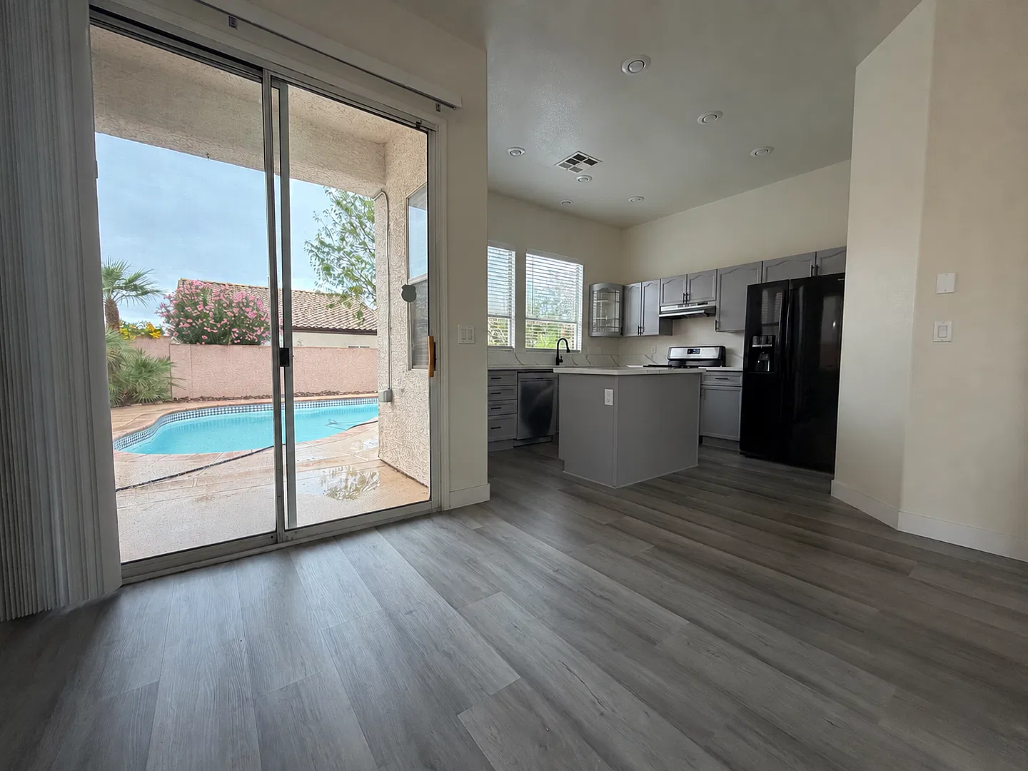 Beautiful 3 bedroom 2 bathroom home with Pool! — Photo 4