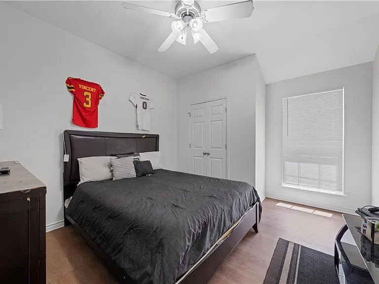 860 N Lacy Dr — Photo 9