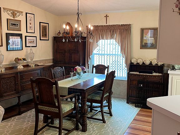 3rd image of 8 Ashbury Ln