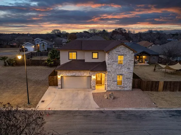 106 Sutton Pl., Uvalde, TX 78801