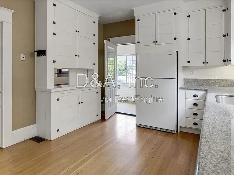 744 SW 14th St — Photo 9