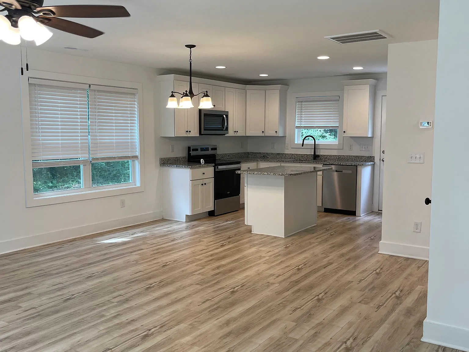 3 bed, 2.5 bath, 1440 sqft, $1,700 — Photo 3