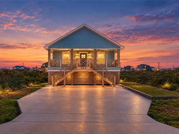 324 W Live Oak Ln, Rockport, TX 78382