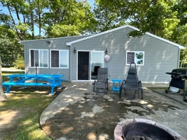 4 S Rainbow Shores Rd, Pulaski, NY 13142