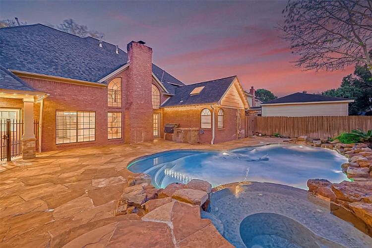 1st image of 2215 Walnut Grove Ln