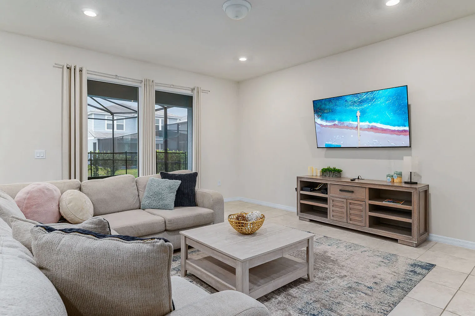 5 bed, 4.0 bath, 2712 sqft, $5,735 — Photo 3