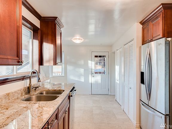 4th image of 1911 Sunset Dr W