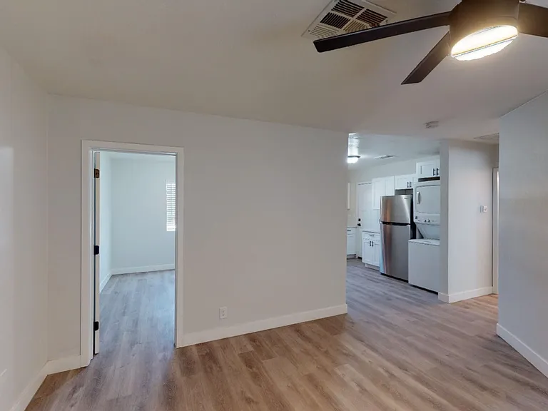 906 E Roma Ave — Photo 56