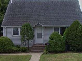 39 Woodcrest Rd, Hicksville, NY 11801