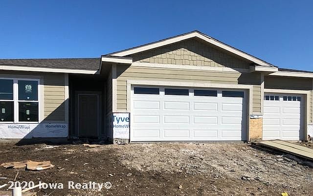 1st image of 324 NE Pinehurst Cir