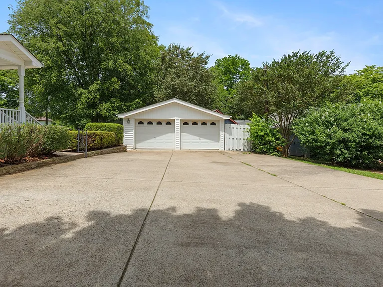 3228 Lakeshore Dr — Photo 11
