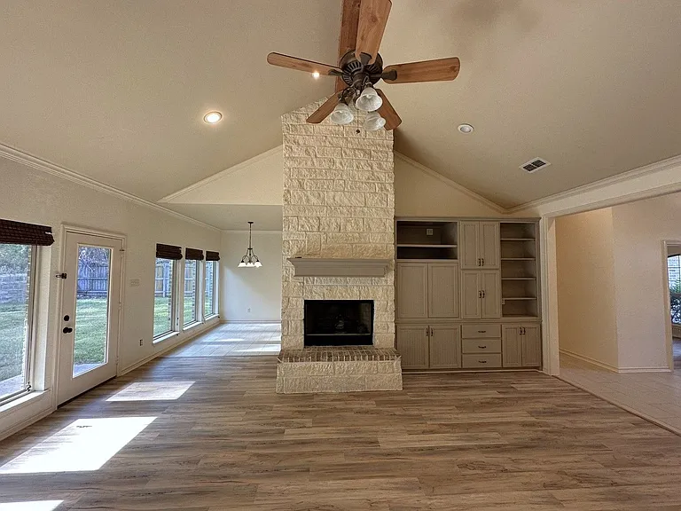 626 Huntwick Ln — Photo 3